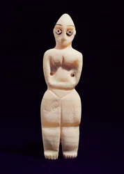 Estatuilla de una mujer, principios del cuarto milenio a.C. (alabastro)
